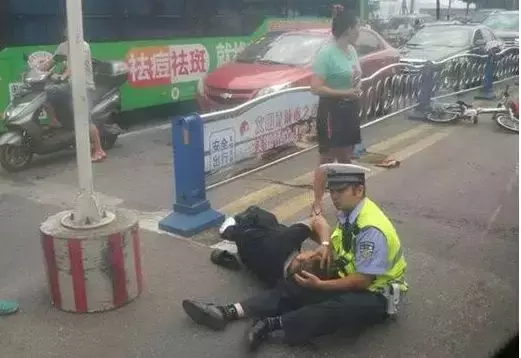 「三分钟法治新闻全知道」代买彩票中556万大奖 彩票站老板连夜交还给不知情的买主