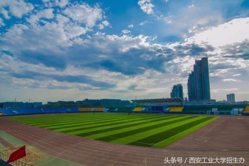 开学了！学长怎么给学妹介绍学校，非常急，在线等！