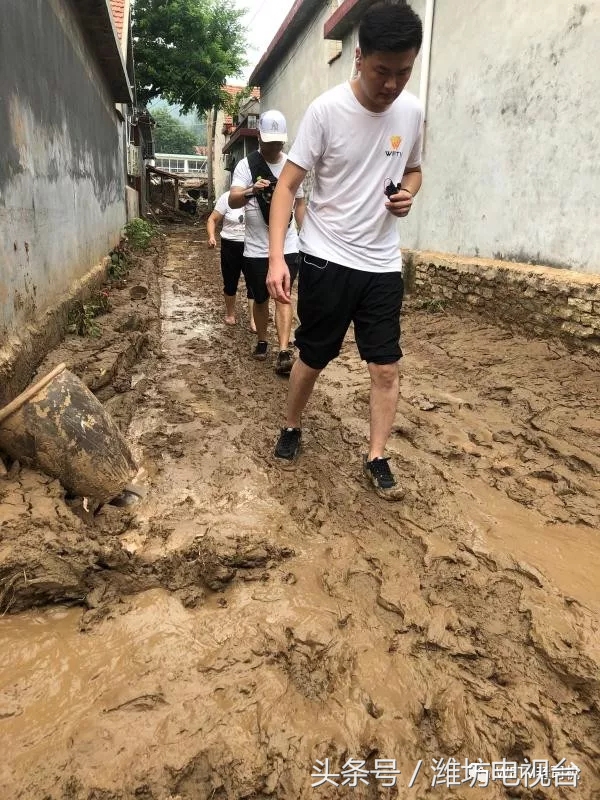 8月28日潍坊电视台“潍坊微直播”对青州三个受灾村庄进行微直播