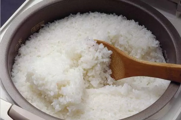 电饭煲蒸饭爱粘锅怎么办,教你1妙招,米饭粒粒饱满还不粘锅