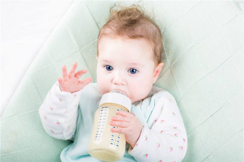 婴儿吐奶频繁是什么原因（为什么宝宝会频繁吐奶）