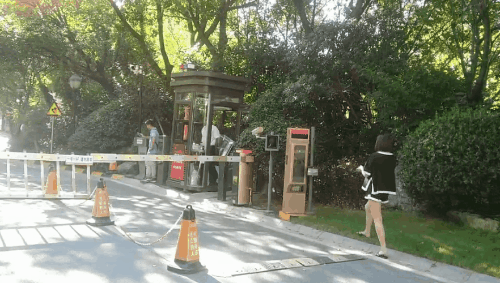 停车场门禁惊现“BUG”！手机照片竟能骗过道闸摄像头？