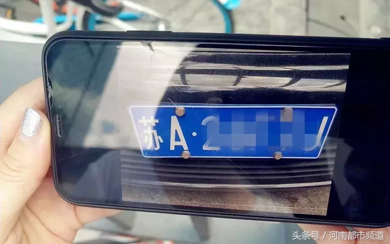 停车场门禁惊现“BUG”！手机照片竟能骗过道闸摄像头？