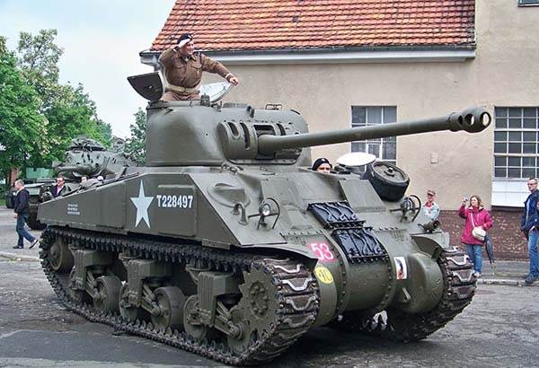 美国谢尔曼坦克也曾辉煌过,只不过让它出名的却是英国