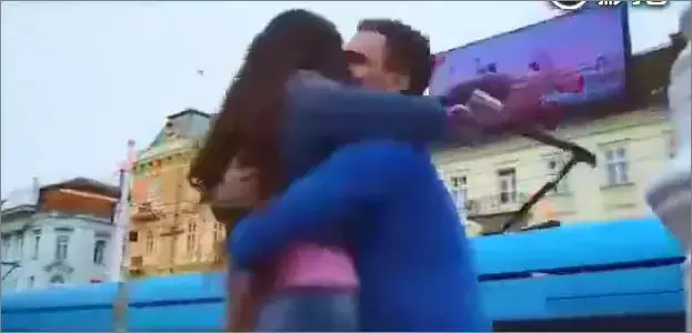 被誉为21世纪最奇葩的感情！让总统落泪，全世界头版头条给了他