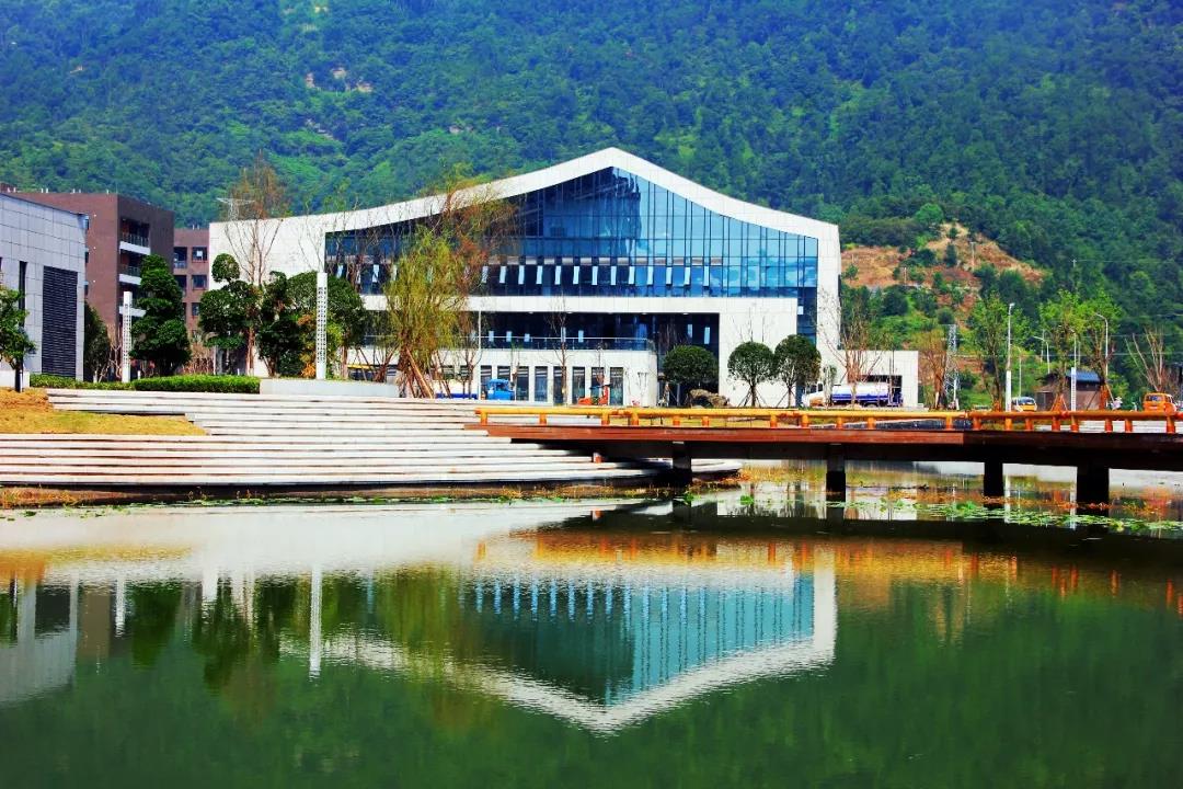 抢先看，西华大学宜宾研究院开学倒计时，校园美景都在这儿！