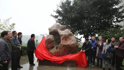 西南政法大学的43处校友捐赠景观背后，是很多深情温暖的景观故事