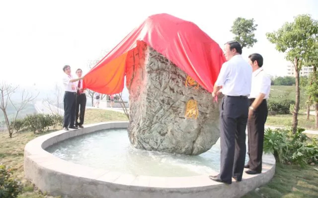 西南政法大学的43处校友捐赠景观背后，是很多深情温暖的景观故事