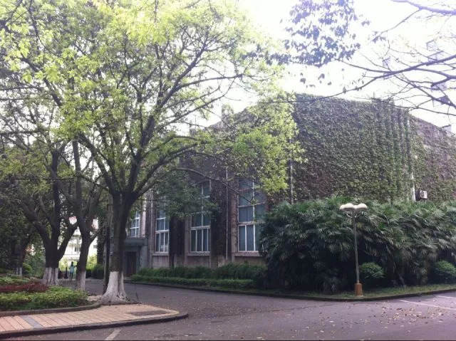 西南政法大学的43处校友捐赠景观背后，是很多深情温暖的景观故事