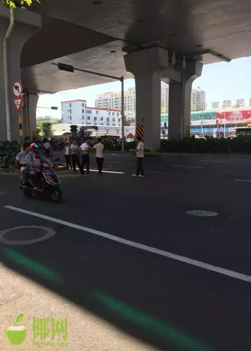 局长你好！管得住吗？海口汽车西站黑车拉客仔泛滥……