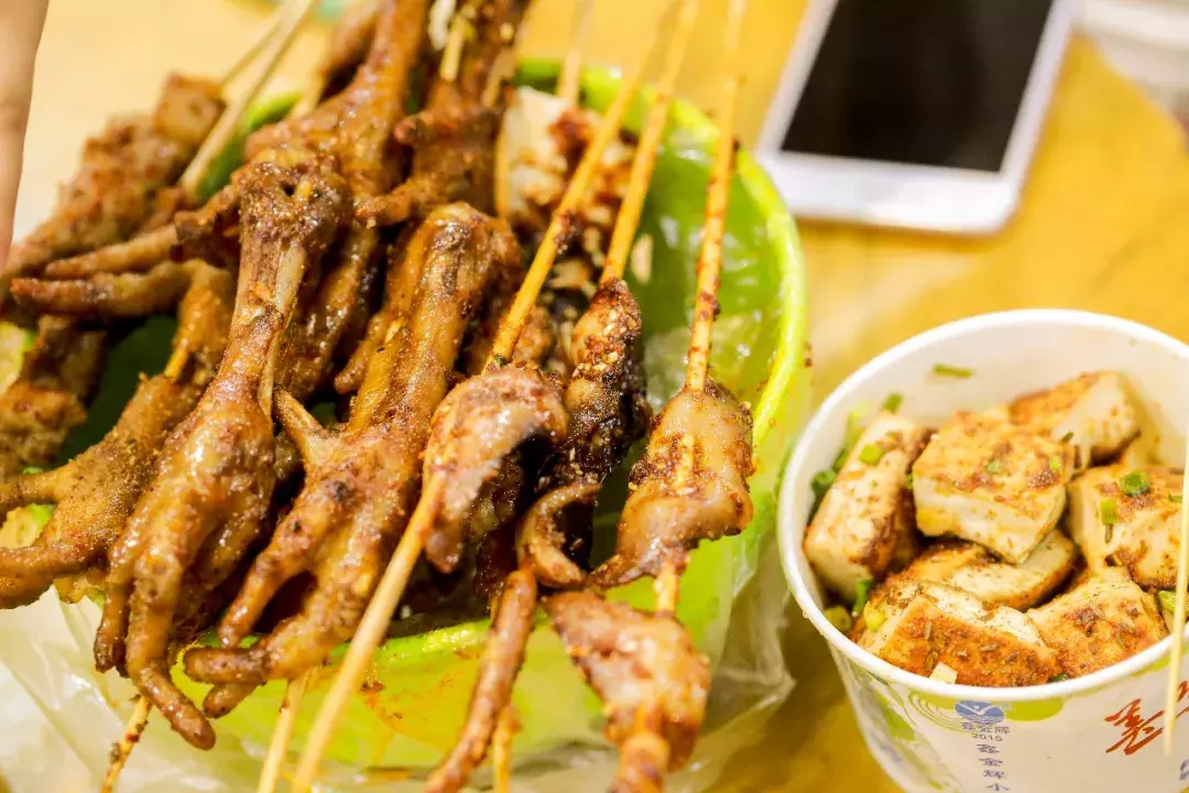 回忆杀！这条“黑暗”的小吃街，送走了一批批大学城的学子！