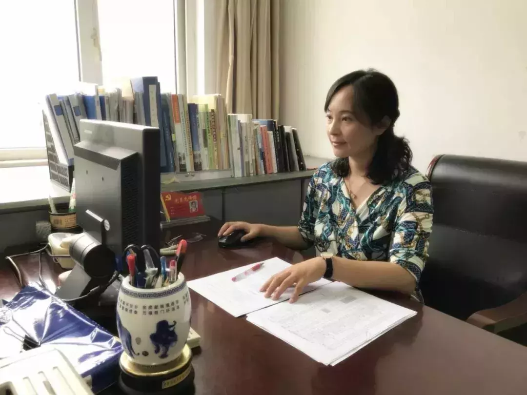 开学时，发现一位新生仍穿着高中校服，这位老师决定撒个谎……