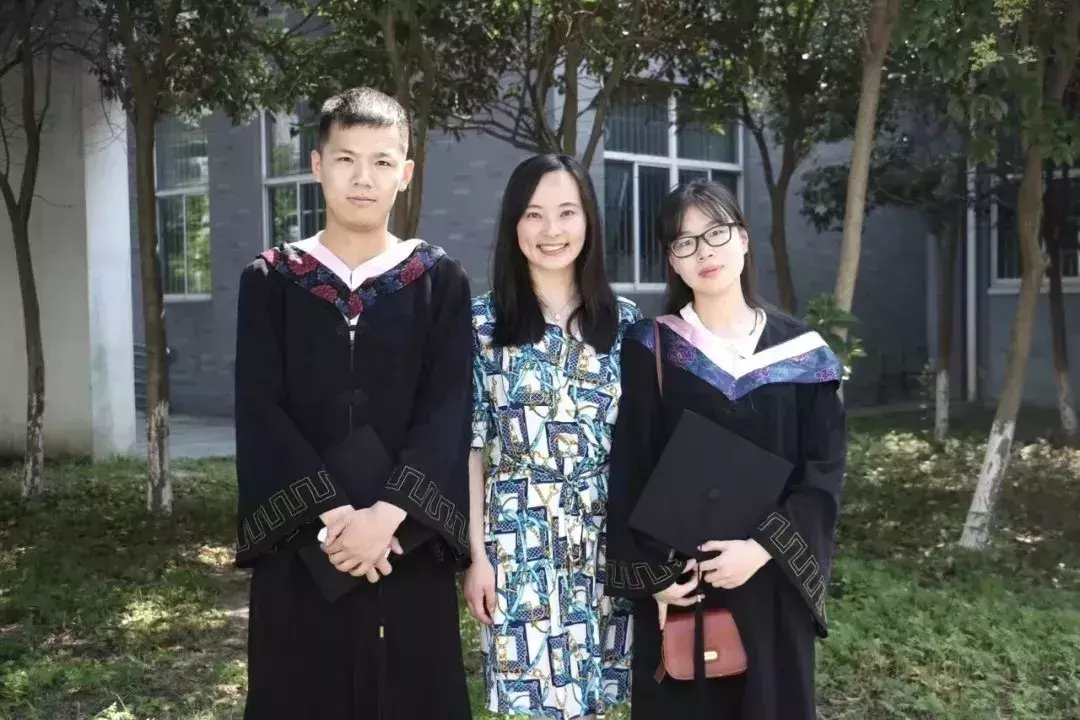 开学时，发现一位新生仍穿着高中校服，这位老师决定撒个谎……