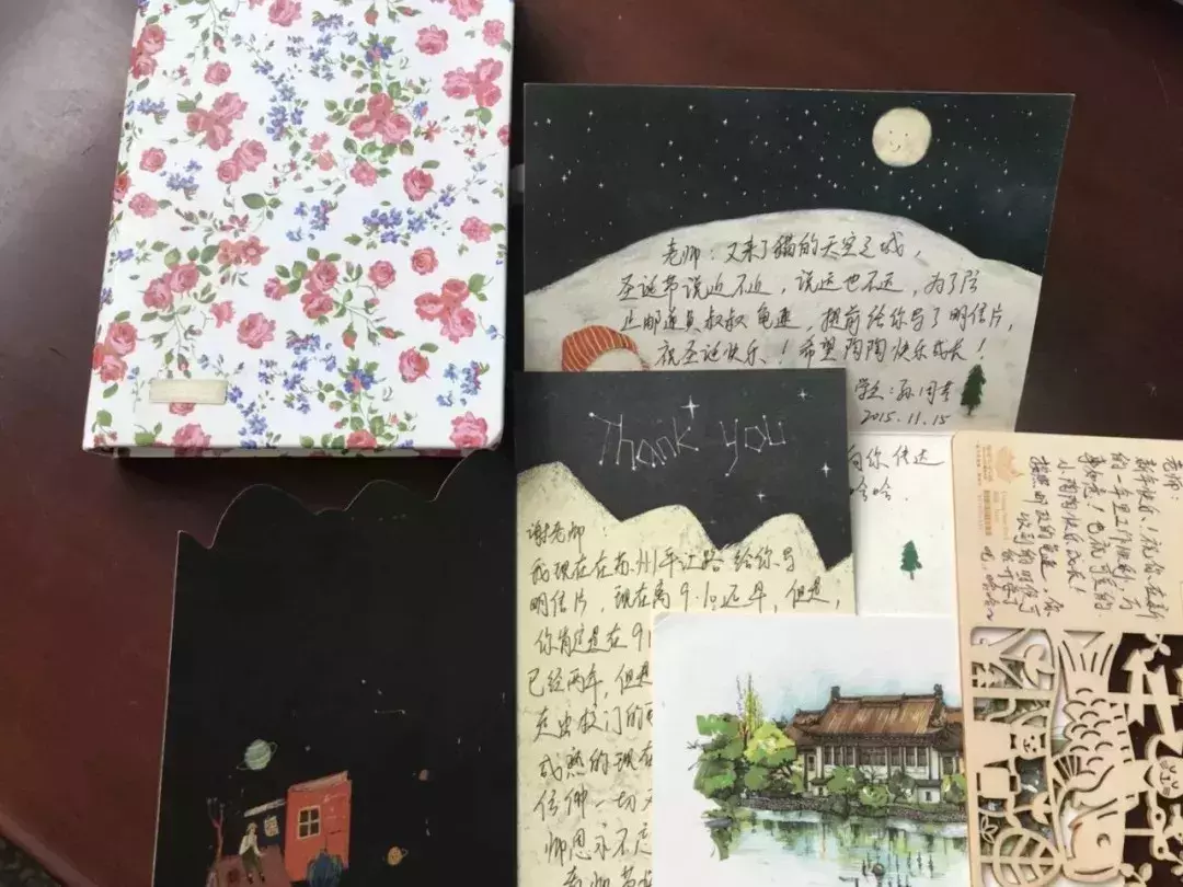 开学时，发现一位新生仍穿着高中校服，这位老师决定撒个谎……