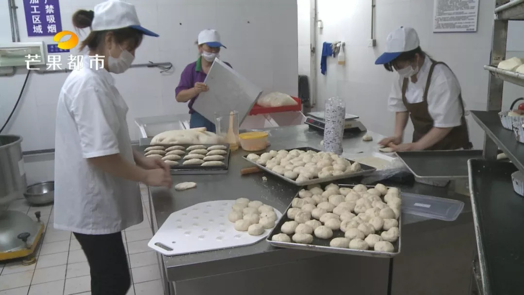 长沙某超市卖的拔丝蛋糕加了“棉花”？食药监：谣言！