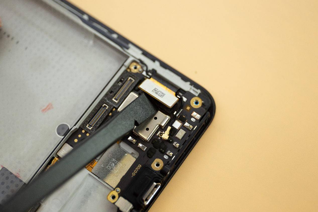 尾插的拆解和主板的差不多,先将图中红圈标注的8颗十字螺丝都取下.