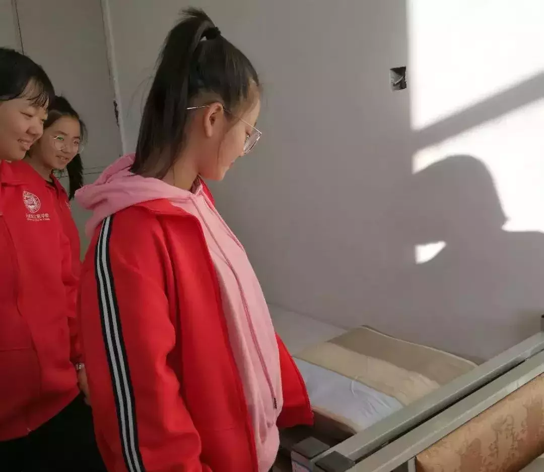 新生参观大庆左思高中学生寝室 整整齐齐、方方正正！
