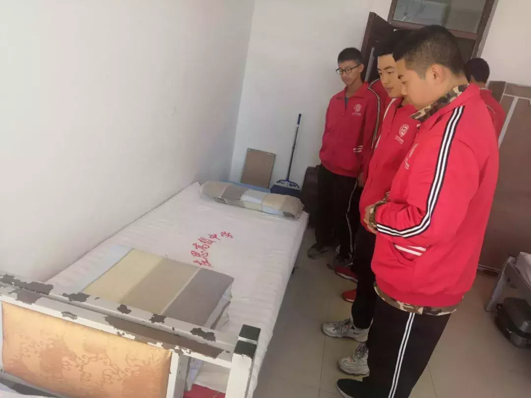 新生参观大庆左思高中学生寝室 整整齐齐、方方正正！