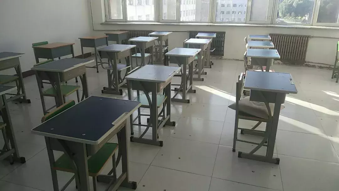 新生参观大庆左思高中学生寝室 整整齐齐、方方正正！