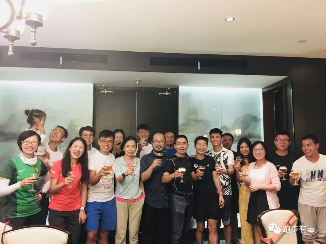 北马3小时19分！你见过凌晨4点的成都吗？她见过无数次