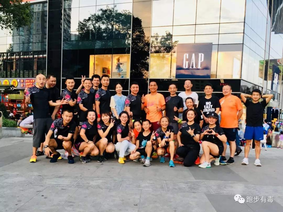 北马3小时19分！你见过凌晨4点的成都吗？她见过无数次
