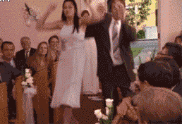 搞笑gif图：抱一抱，抱着我的新娘摔一跤