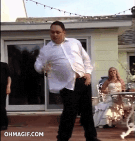 搞笑gif图：胖子跳舞太忘情，结果裤子掉了