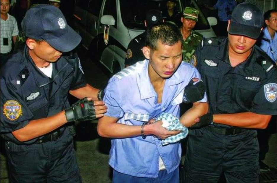 他13年间作案十起，曾枪杀4名警察，被捕后提出的要求遭人唾骂