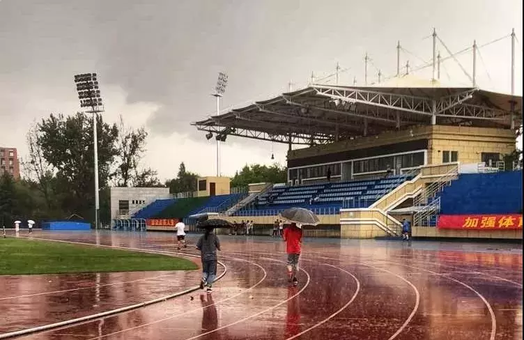 每周第十节课不上啦！浙大鼓励学生体育锻炼，导致操场跑步人数激增