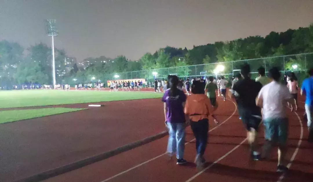 每周第十节课不上啦！浙大鼓励学生体育锻炼，导致操场跑步人数激增
