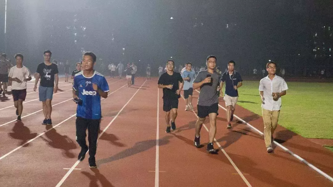 每周第十节课不上啦！浙大鼓励学生体育锻炼，导致操场跑步人数激增