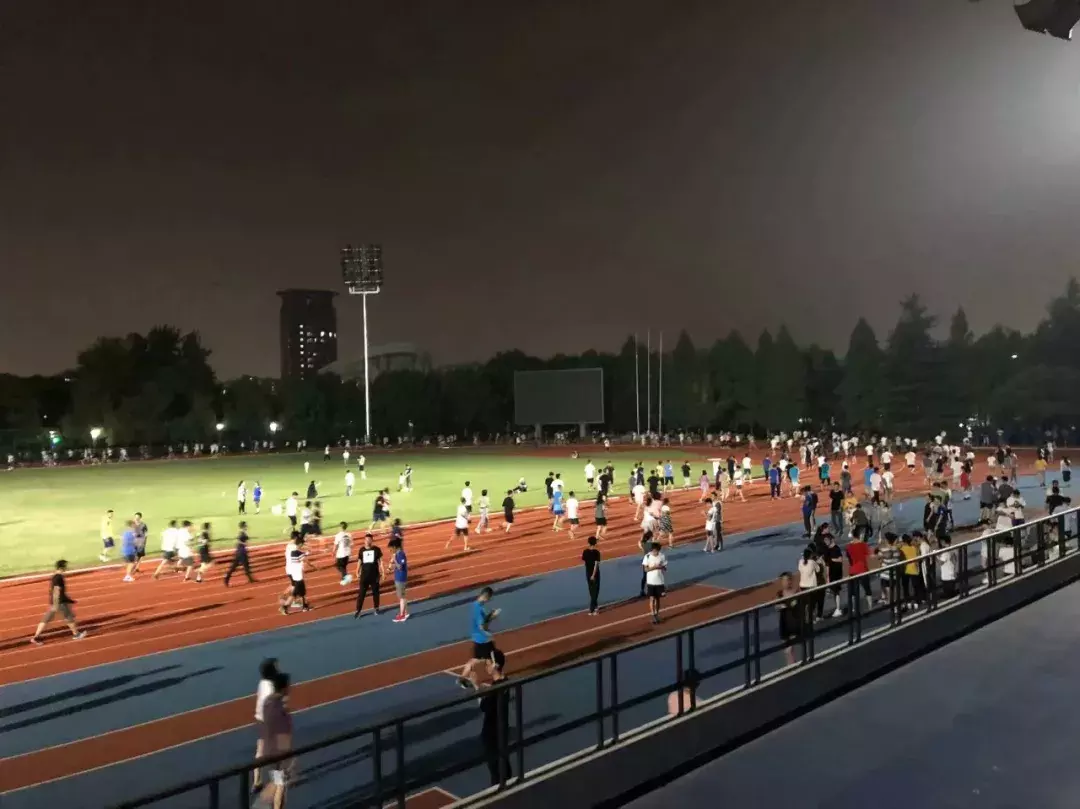 每周第十节课不上啦！浙大鼓励学生体育锻炼，导致操场跑步人数激增