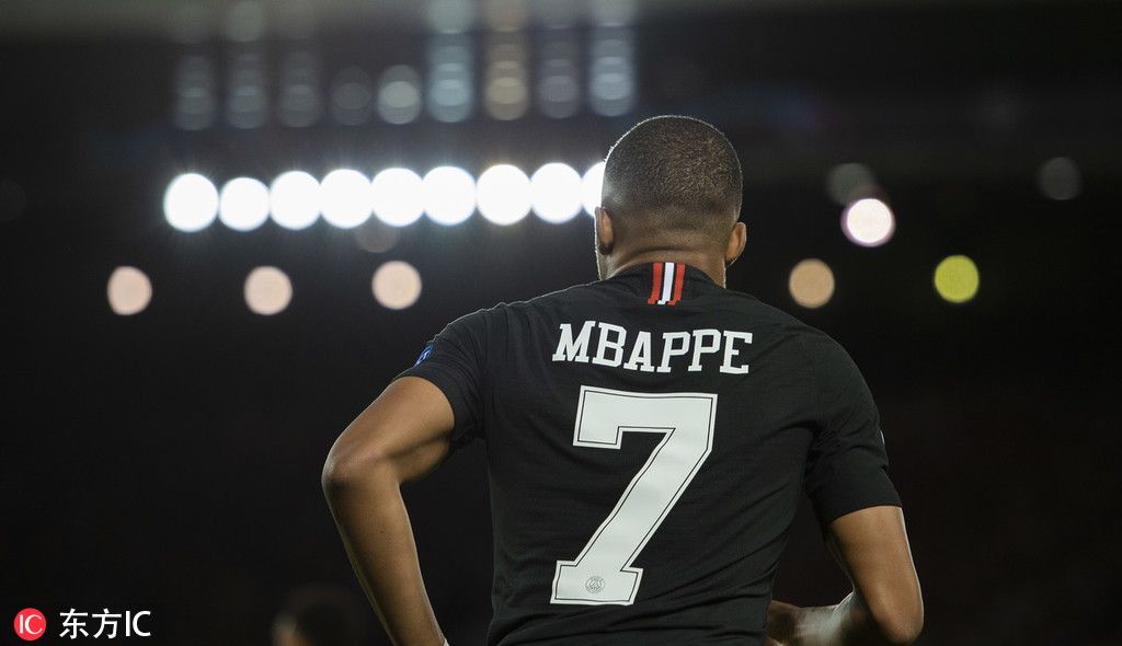 贝利赠送姆巴佩球衣姆巴佩穿米兰球衣