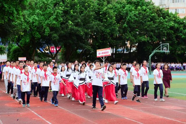 奥运冠军张山助阵 成都中和中学激发“学习潜能”运动会华丽启幕