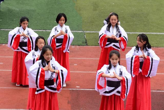 奥运冠军张山助阵 成都中和中学激发“学习潜能”运动会华丽启幕