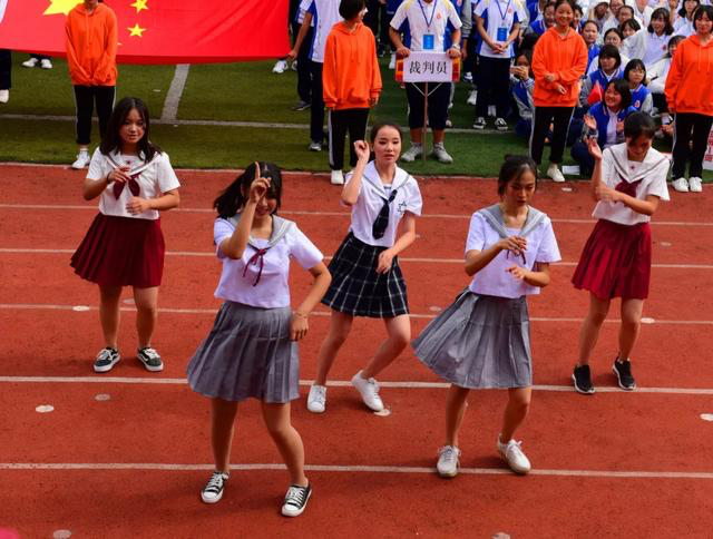 奥运冠军张山助阵 成都中和中学激发“学习潜能”运动会华丽启幕