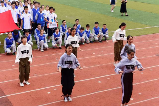 奥运冠军张山助阵 成都中和中学激发“学习潜能”运动会华丽启幕