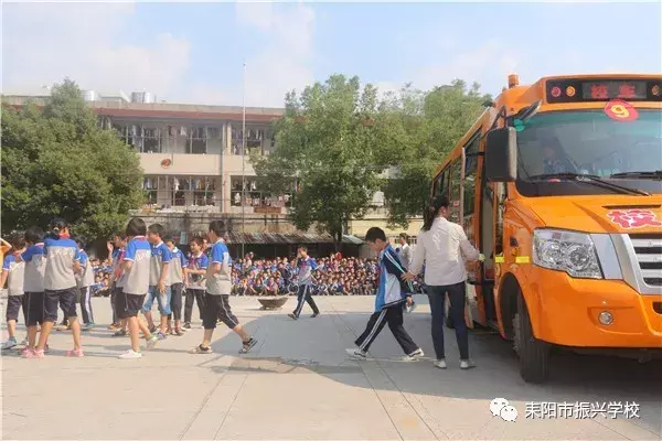 耒阳一校车冒出“浓烟”？虚惊一场！原来是一场演练