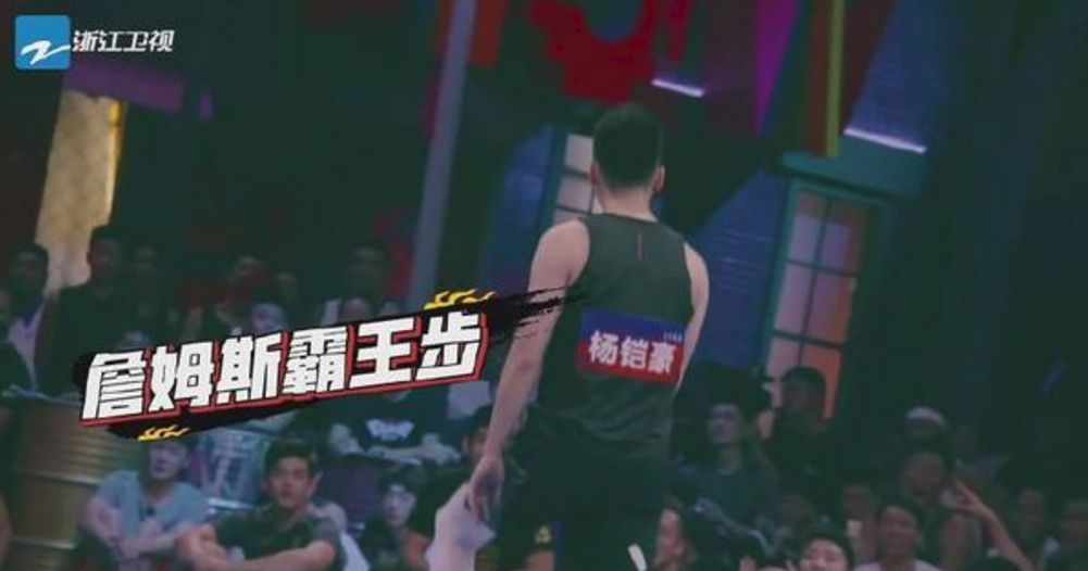 nba为什么能走4步(NBA出现的4种霸王步：库里的腿抬挺高，詹皇霸气程度不及大鲨鱼)