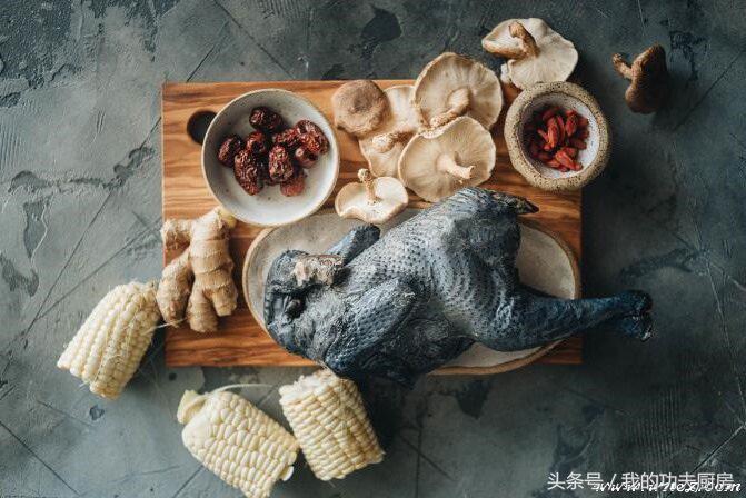大补乌鸡汤的做法，现在这天气正适合喝