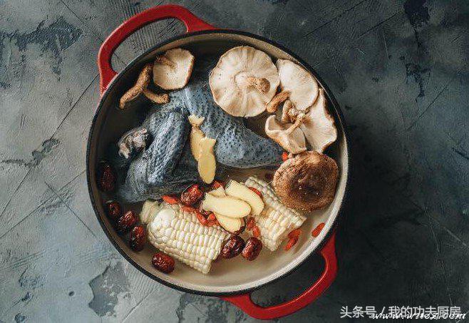 大补乌鸡汤的做法，现在这天气正适合喝