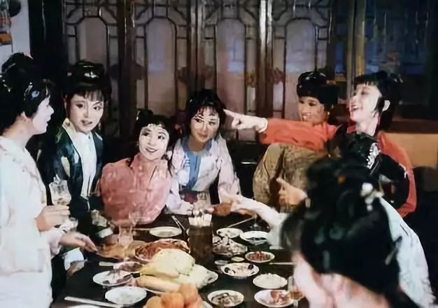 《红楼梦》剧照在《红楼梦》里,林黛玉和薛宝钗在蟹宴上分别题诗,一个