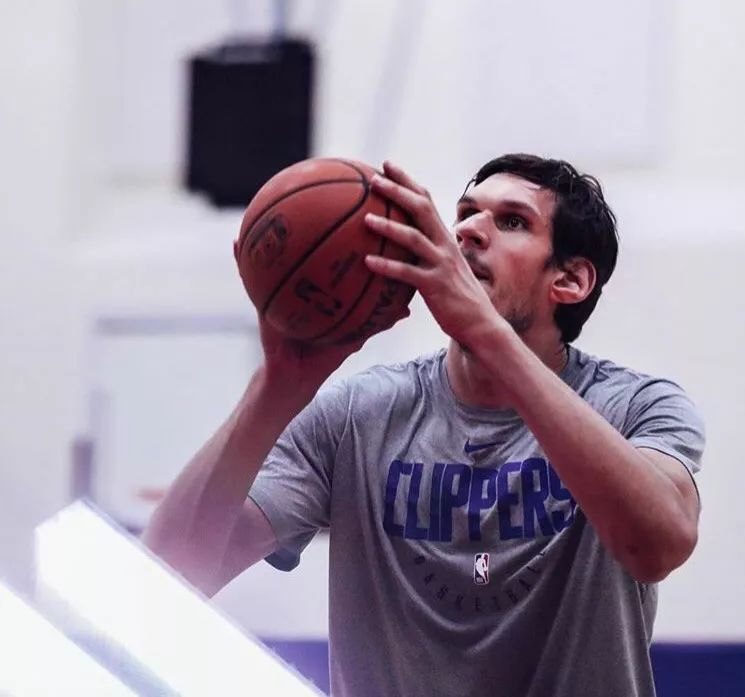 塞尔维亚有哪些nba球员中锋(比妻子高60cm的塞尔维亚姚明!