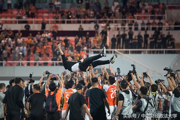 武汉足球福地！中南财经政法大学助力武汉卓尔冲超成功！