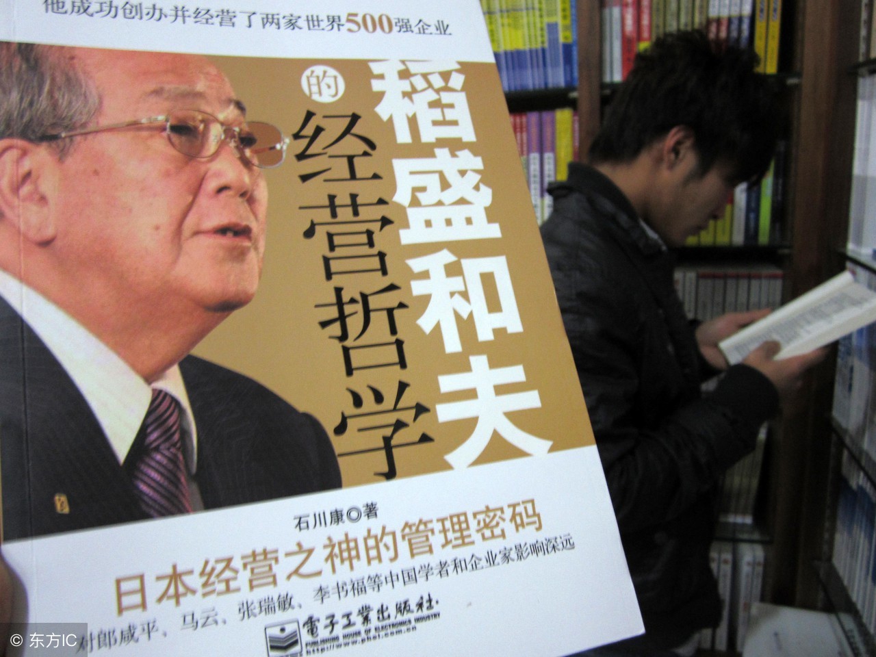 唯有以极致专注与全身心投入，方能在平凡中成就非凡，成就真正值得敬佩的认真工作。