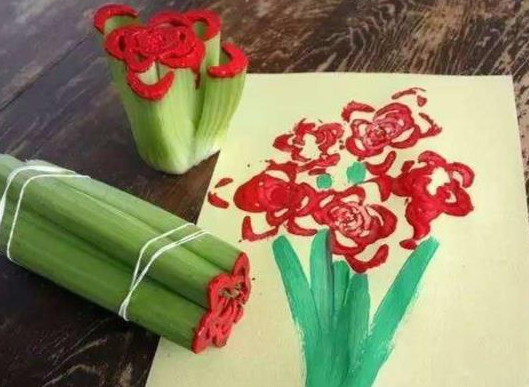 2,秋葵横切面,沾上颜料,印在卡纸上就是一朵朵精致的小花3,苹果从中间