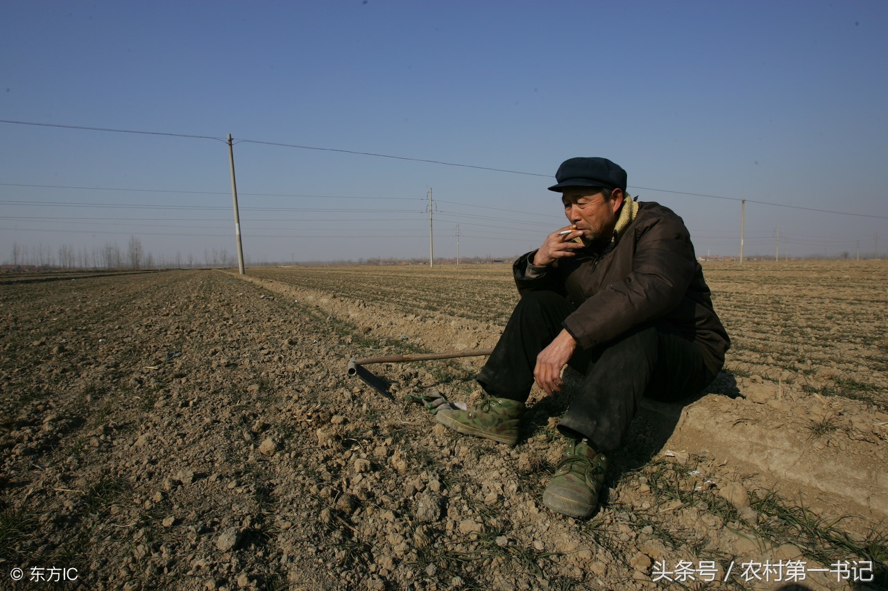 遇到村干部强行收地进行土地流转，村民该如何维权？