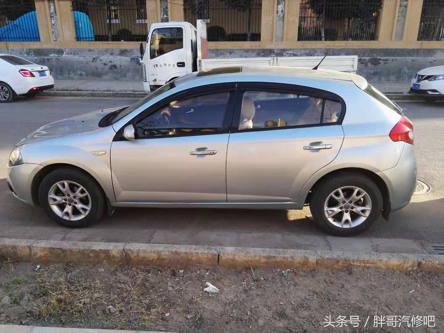 胖哥国庆假期1.2万收了一辆8年车龄自主轿车，顶配成色相当好