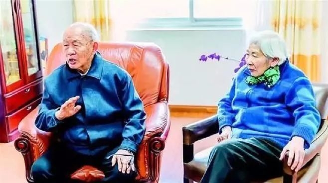 请向法院跪下榴莲。女孩叫前男友