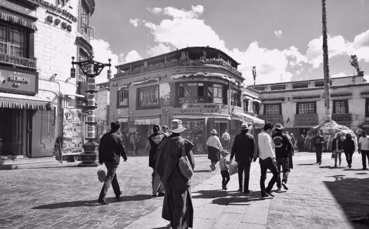 适合旅行发朋友圈的30条句子：20多岁的眼睛是用来看世界的